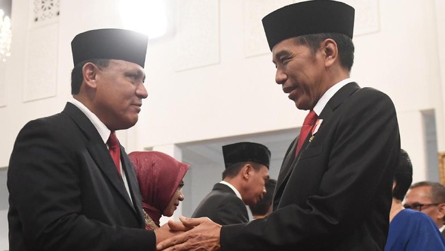 Anggota Komisi III DPR menilai sebaiknya Ketua KPK berkonsultasi dengan Presiden Jokowi mengenai nasib 75 pegawai KPK tak lolos tes wawasan kebangsaan.