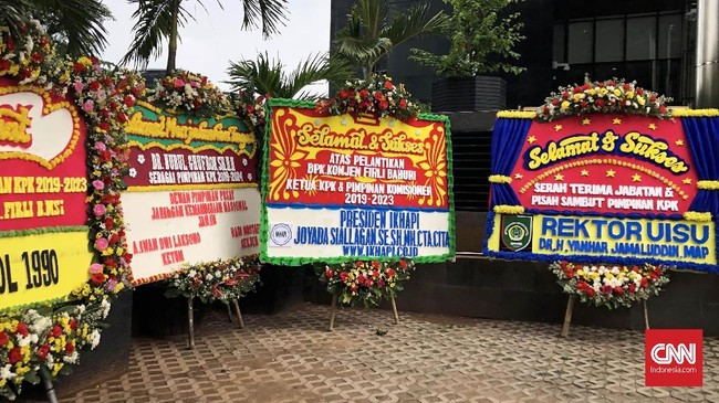 Berdasarkan pantauan CNNIndonesia.com, karangan bunga yang datang ke gedung KPK sejauh ini terbanyak ditujukan kepada Ketua KPK terpilih Firli Bahuri.