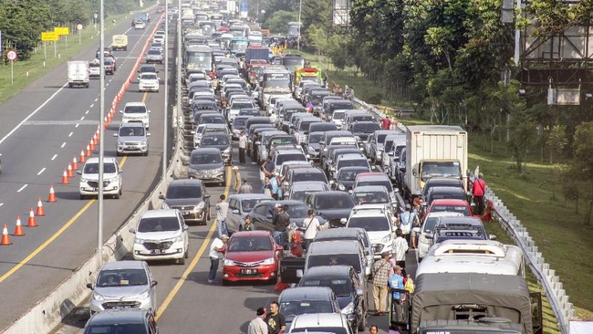 Rekayasa lampau lintas berupa contraflow diterapkan di Tol Jakarta-Tangerang arah Jakarta, hari ini. Simak rinciannya.