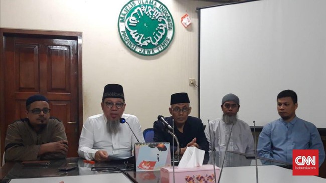 MUI Jatim meminta pemerintah mencabut kebijakan Pemberlakuan Pembatasan Kegiatan Masyarakat (PPKM) Covid-19 selama bulan Ramadan.