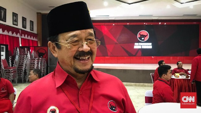 Achmad Purnomo, Bakal Calon (Bacalon) Wali Kota Solo yang diusung oleh DPC PDIP Solo menyatakan tidak akan mundur dari Pilkada Solo meski harus bersaing dengan putra sulung Presiden Joko Widodo, Gibran Rakabuming Raka.