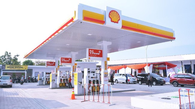 Shell menurunkan harga BBM di SPBU Shell per 4 Januari 2023. BBM jenis Super turun harga menjadi Rp13.030 per liter.