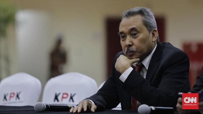 Dewas KPK Bantah Lamban Usut Dugaan Pelanggaran Etik Firli Dewas KPK mengklaim bertindak secara profesional dan tidak tergesa-gesa dalam upaya mendalami dugaan pelanggaran etik Firli terkait gaya hidup mewah.