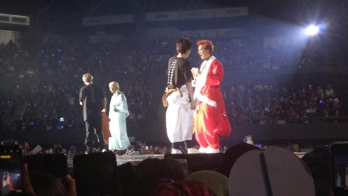 Aksi lucu personel WINNER selesaikan konser mereka di Jakarta yang bertajuk WINNER CROSS Tour in Jakarta&period;