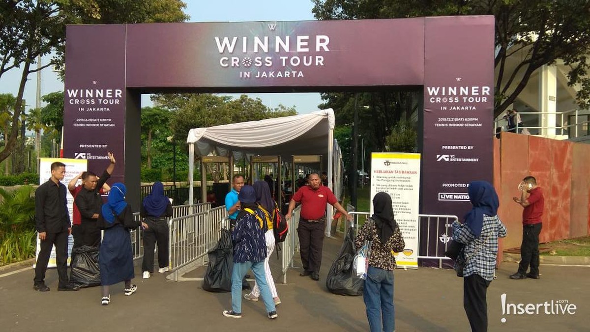 Berikut adalah beberapa keseruan konser Winner Cross Tour in Jakarta yang diselenggarakan di Tennis Indoor Senayan versi Insertlive