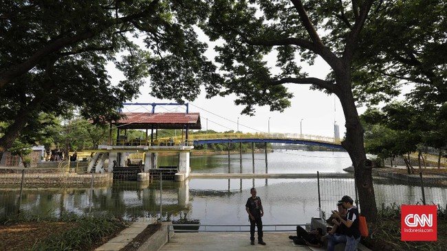 Polisi memeriksa pekerja dan perencana proyek terkait robohnya jembatan lengkung di Utan Kemayoran, Jakarta Utara. Jembatan ambruk sehari sebelum diresmikan.