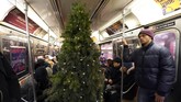 FOTO: Manusia Pohon Natal Hebohkan Liburan New York Pohon Natal biasanya hanya berdiam di satu tempat. Namun berbeda dengan pohon natal di New York yang bisa jalan ke mana-mana.