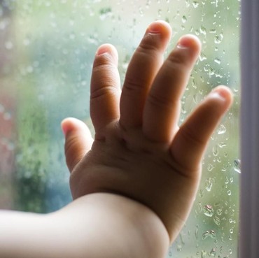 Biadab, Bayi Dikurung dalam Lemari & Dibiarkan Kelaparan oleh Ibu Kandung