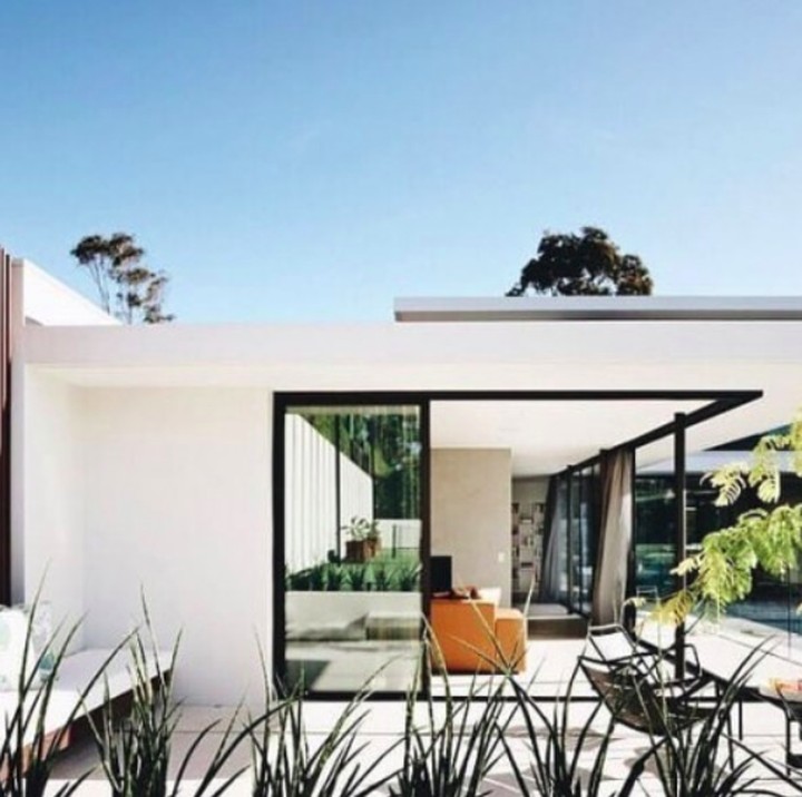 Home Industry Standard Design (HomeISD) mengumpulkan foto-foto rumah minimalis terbaik. Rumah yang pertama yakni rumah tanpa banyak menggunakan dinding.