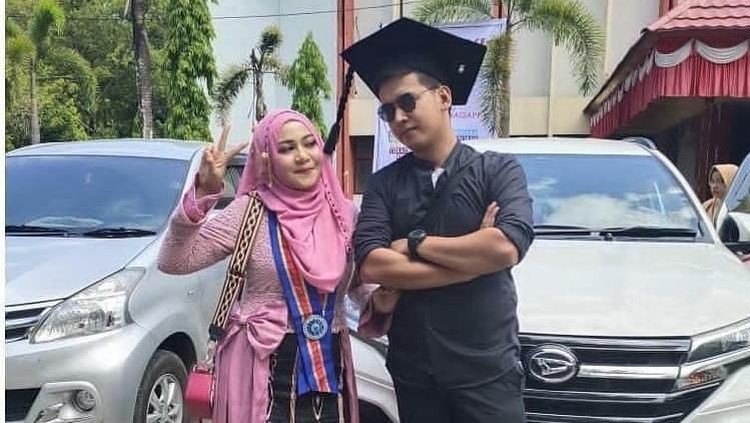 Viral pasangan suami istri dari Makassar, suami yang berprofesi sebagai sopir pick up biayai istri hingga lulus S2. Kisahnya penuh inspirasi.
