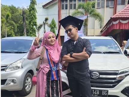 Wow! Sopir Pick Up di Makassar Kerja Keras Dukung Istri Selesaikan S2