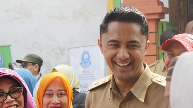 Wakil Bupati Bandung Barat Hengky Kurniawan membantah dirinya pindah ke PDIP karena diiming-imingi jabatan Bupati Bandung Barat menggantikan Aa Umbara.