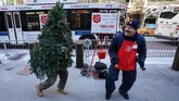 FOTO: Manusia Pohon Natal Hebohkan Liburan New York Pohon Natal biasanya hanya berdiam di satu tempat. Namun berbeda dengan pohon natal di New York yang bisa jalan ke mana-mana.