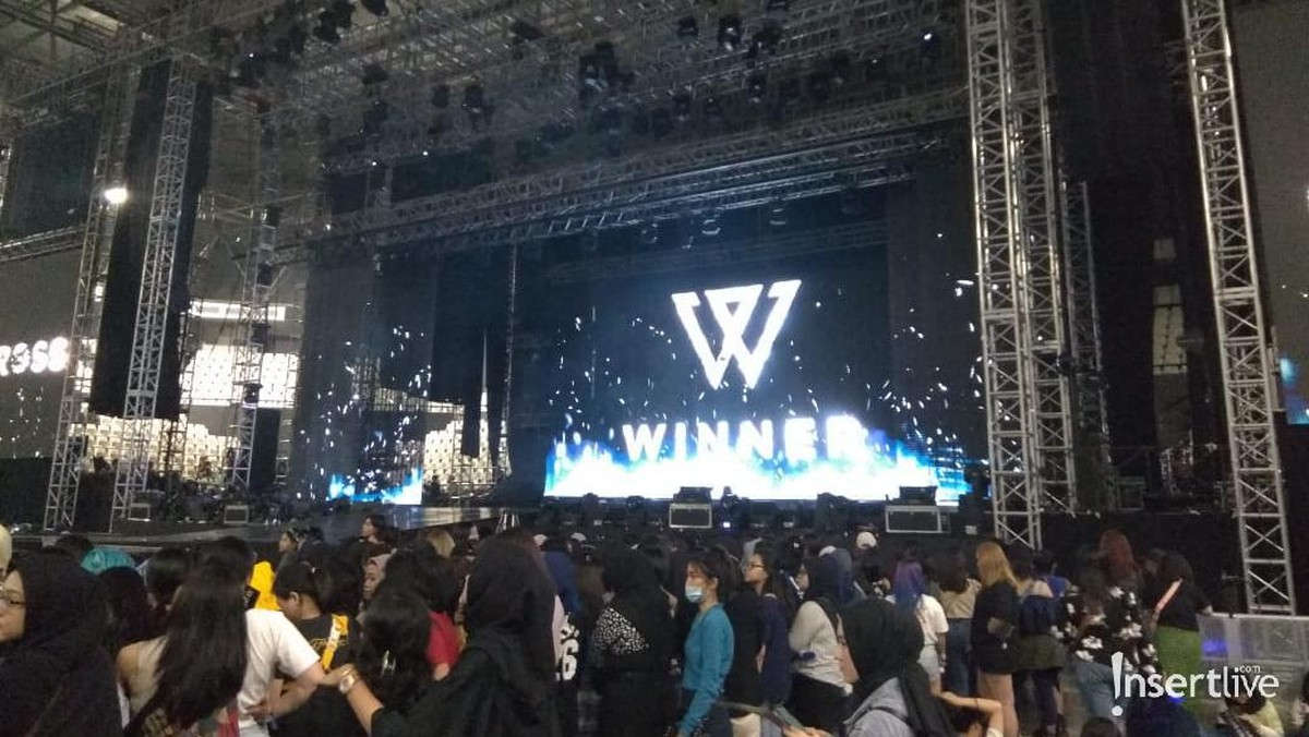 Berikut adalah beberapa keseruan konser Winner Cross Tour in Jakarta yang diselenggarakan di Tennis Indoor Senayan versi Insertlive