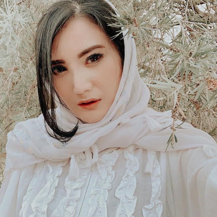 Beberapa waktu lalu, Kiki kembali tampil dengan kabar menyedihkan. Dia bercerita kalau baru kehilangan ayahnya yang meninggal akibat kanker usus. (Foto: Instagram @kikiamaliaworld)