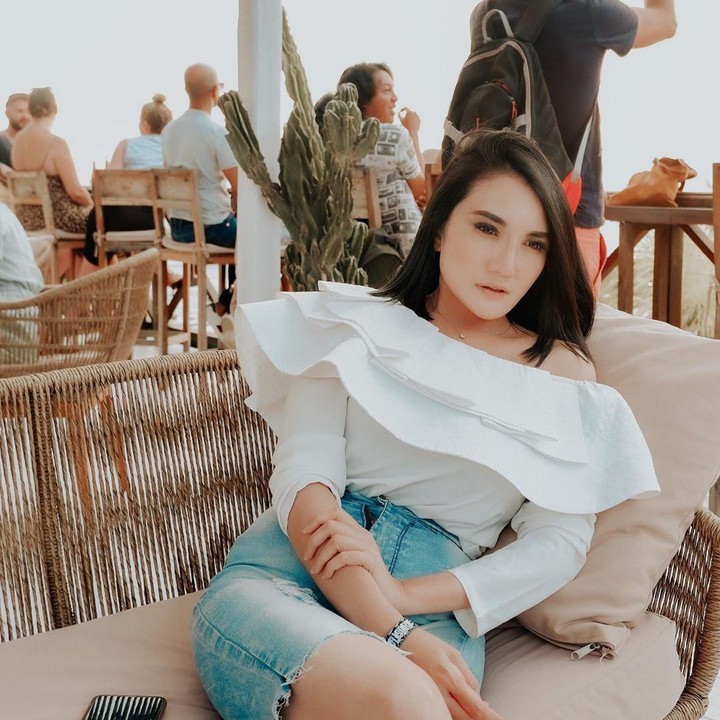 Kiki pun masih terlihat seksi, penampilannya pun body goals banget ya, Bunda. Tak terlihat tanda penuaan di usianya yang jelang masuk kepala empat. (Foto: Instagram @kikiamaliaworld)