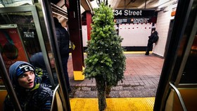 FOTO: Manusia Pohon Natal Hebohkan Liburan New York
