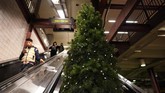 FOTO: Manusia Pohon Natal Hebohkan Liburan New York Pohon Natal biasanya hanya berdiam di satu tempat. Namun berbeda dengan pohon natal di New York yang bisa jalan ke mana-mana.