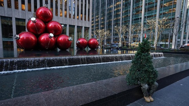 FOTO: Manusia Pohon Natal Hebohkan Liburan New York