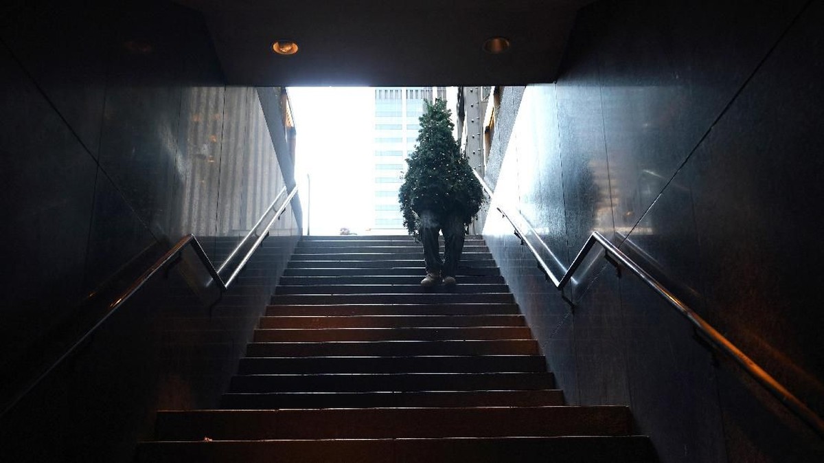 FOTO: Manusia Pohon Natal Hebohkan Liburan New York