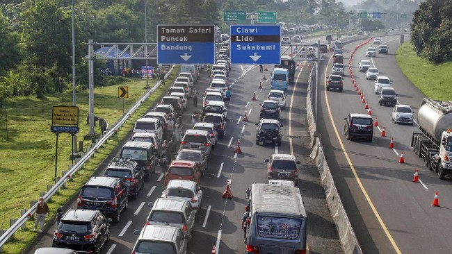 Satlantas Polres Bogor memberlakukan sistem satu arah atau one way arah Jakarta di Jalan Raya Puncak, Bogor, Minggu (9/10).