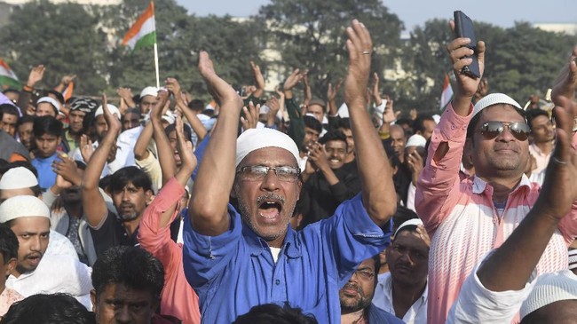 Tiga orang tewas dalam bentrokan antara demonstran dan polisi di utara India pada hari Sabtu (21/12), menambah total korban menjadi 17 orang.