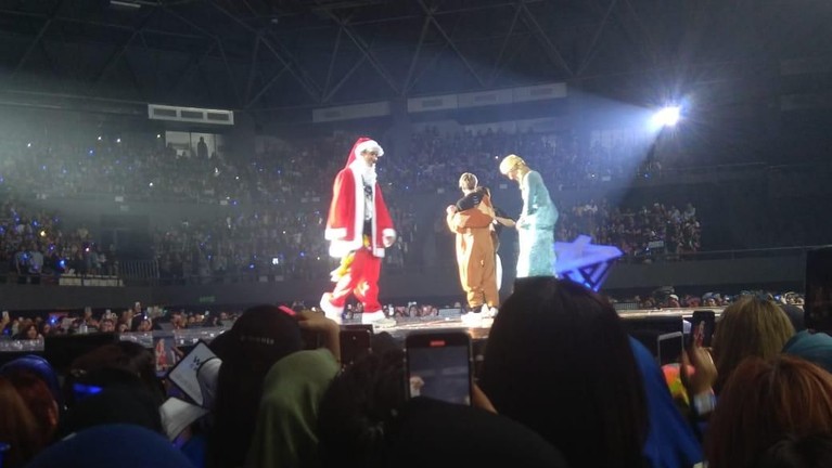 Aksi lucu personel WINNER selesaikan konser mereka di Jakarta yang bertajuk WINNER CROSS Tour in Jakarta.