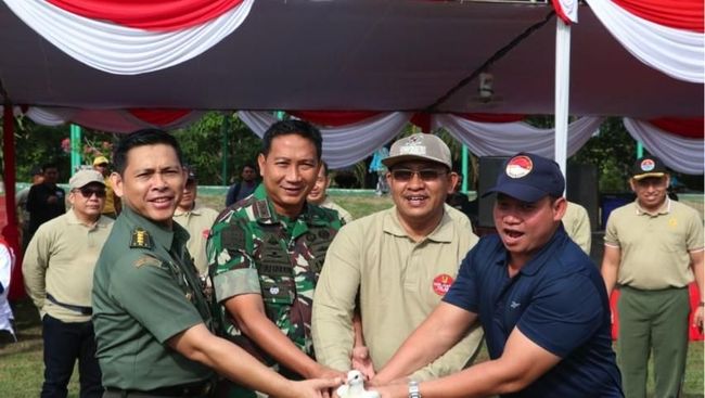 Memperingati hari juang TNI AD dan Hari Ibu 2019, Plt. Bupati Muara Enim Juarsah membuka sekaligus mengikuti kegiatan lomba menembak