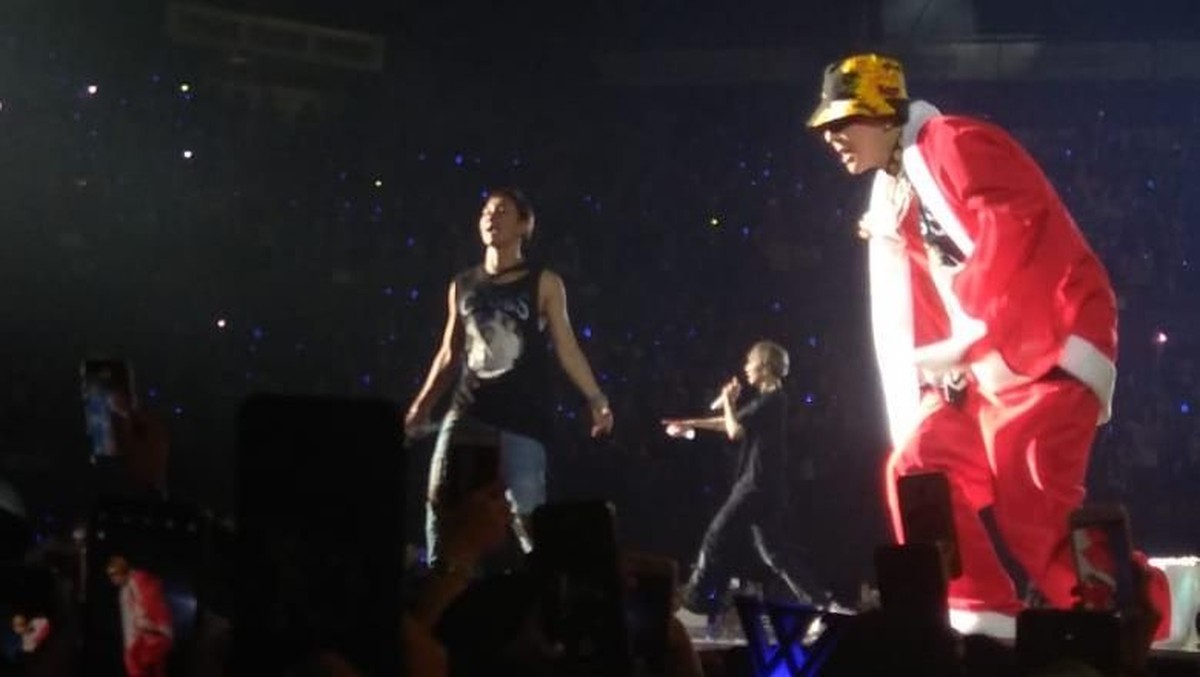 Aksi lucu personel WINNER selesaikan konser mereka di Jakarta yang bertajuk WINNER CROSS Tour in Jakarta&period;