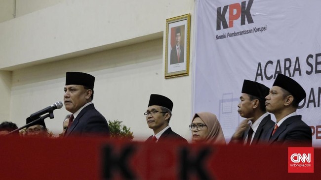 ICW mengusulkan agar pimpinan KPK menyumbangkan seluruh gajinya untuk penanganan corona karena kinerja mereka dalam 100 hari pertama diragukan.