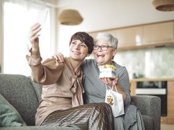 Bingung Ngungkapin Rasa Cinta di Hari Ibu? Begini Tips Psikolog