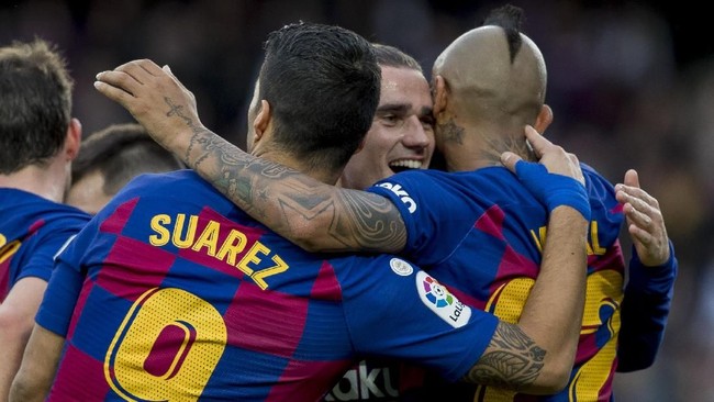 Barcelona sukses membantai Deportivo Alaves 4-1 pada laga lanjutan Liga Spanyol di Stadion Camp Nou, Luis Suarez menggila.