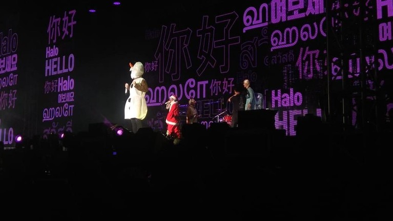 Aksi lucu personel WINNER selesaikan konser mereka di Jakarta yang bertajuk WINNER CROSS Tour in Jakarta.