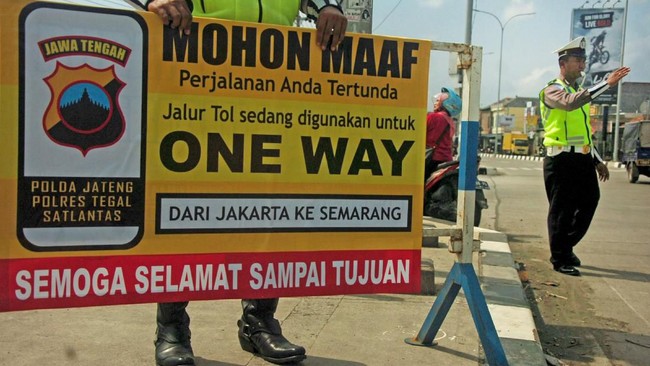 Korlantas Polri menerapkan kebijakan one way dan sistem ganjil genap di ruas jalan tol selama arus mudik dan balik Lebaran 2022, mulai 28 April hingga 6 Mei.