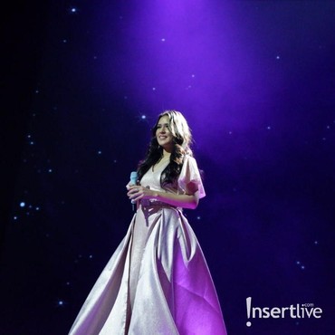 Dengan Wajah Sendu, Raisa Umumkan Konser di GBK Kembali Ditunda