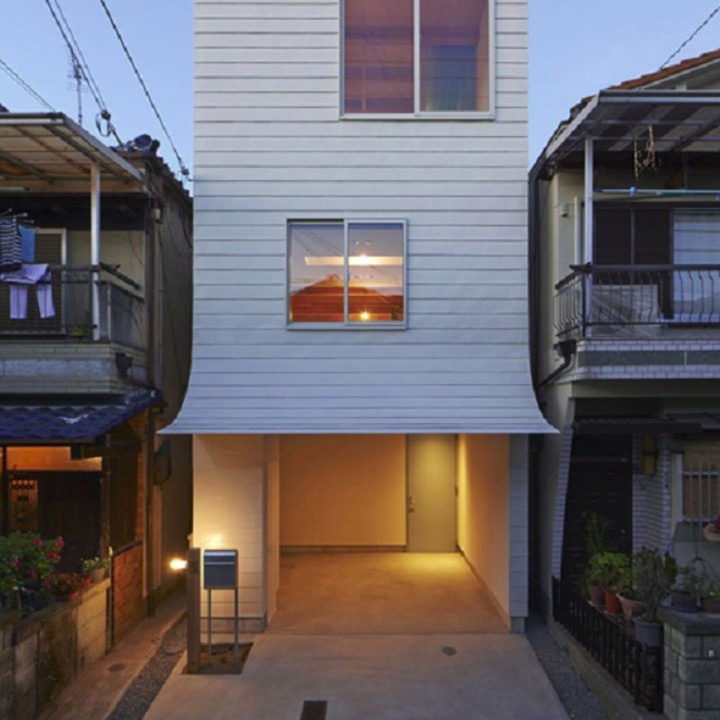 Gandare House, rumah minimalis yang terletak di Osaka, Jepang ini adalah contoh sempurna tentang aliran minimalis. Dalam ruang terbatas seperti itu, arsitek telah berhasil membuat sebuah rumah yang terlihat sederhana dari luar tetapi dengan desain minimalis di dalam.