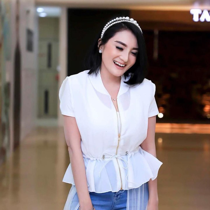 Kiki Amalia lama menghilang dari pertelevisian. Setelah bercerai dengan kiper Markus Horison pada 2013 lalu, Kiki masih betah dengan kesendiriannya. (Foto: Instagram @kikiamaliaworld)
