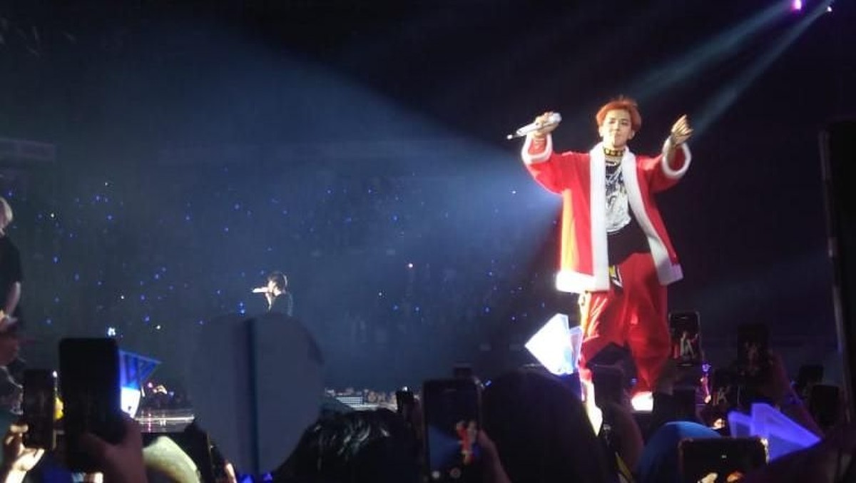 Aksi lucu personel WINNER selesaikan konser mereka di Jakarta yang bertajuk WINNER CROSS Tour in Jakarta&period;