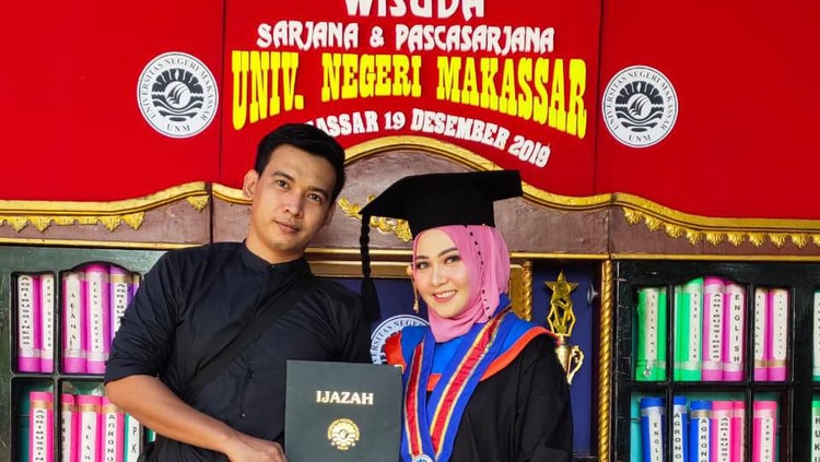 Meskipun hanya berjualan cobek, suami ini berhasil menguliahkan istrinya sampai S2. Sang istri pun ingin balas budi atas pengorbanan suaminya.