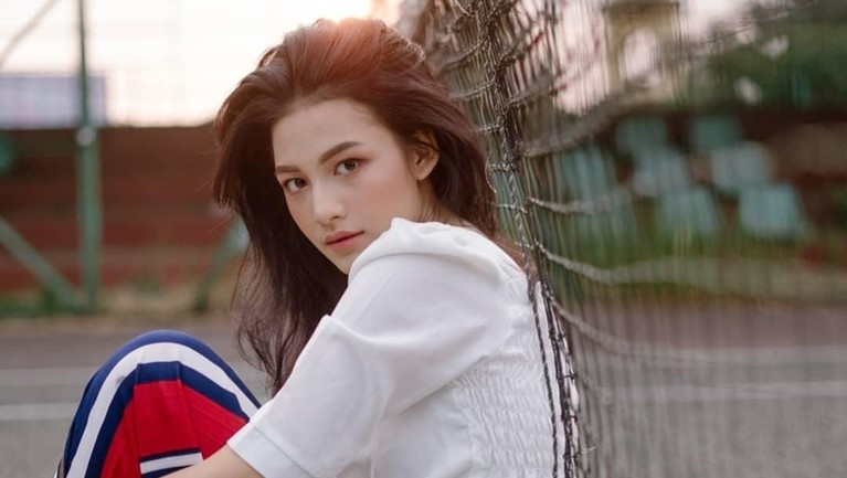 Ini Dia Lania Fira, Sosok Wanita yang Dipeluk Mesra Ariel Noah Nama Lania Fira mendadak jadi buruan para netizen di dunia maya karena pelukan mesra dengan Ariel Noah. Seperti apa sosok Lania Fira? Berikut 7 potret Lania.