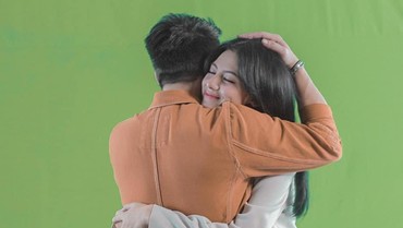 img-title Ariel Noah Kepergok Peluk Wanita Cantik, Siapa Lagi Ya?