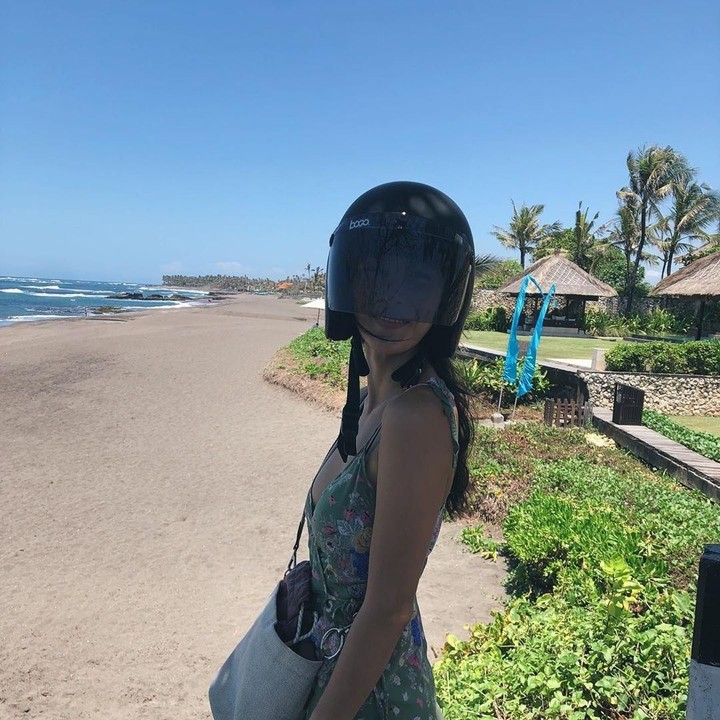 <p>Kahi pun tetap mengenakan helm saat harus menggunakan motor, Bun. (Foto: Instagram @kahi_korea)</p>