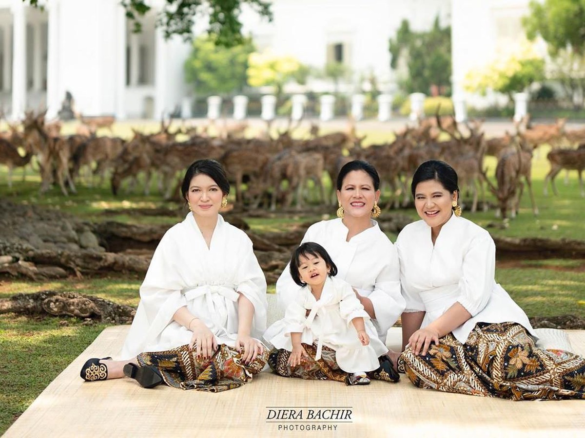 Iriana Jokowi&comma; Kahiyang Ayu&comma; dan Selvi Ananda tampak cantik dalam foto-foto yang diunggah Diera Bachir tepat di peringatan Hari Ibu&period;