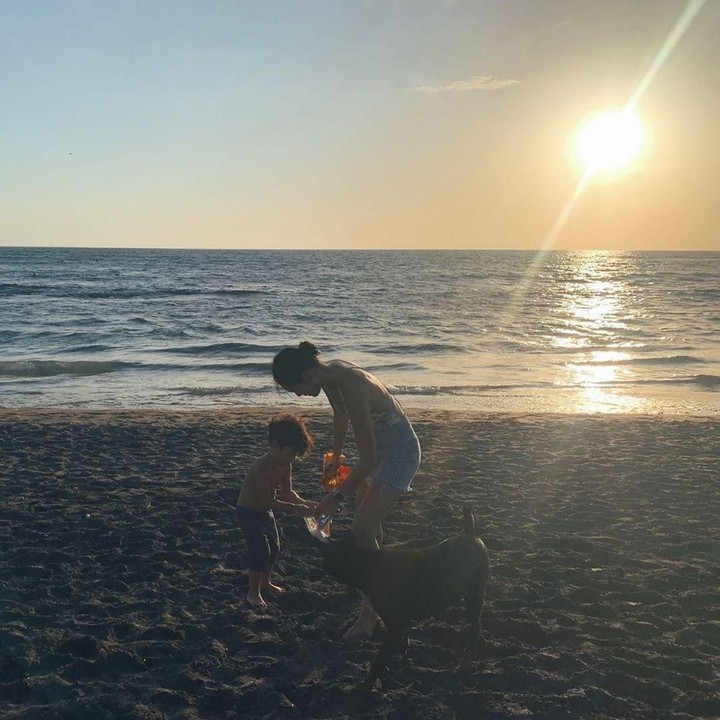 <p>Selain bermain di dalam rumah, Kahi juga kerap mengajak anak-anaknya bermain di pantai di Bali. (Foto: Instagram @kahi_korea)</p>