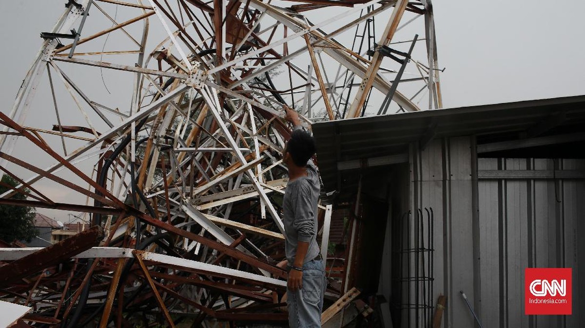 FOTO : Tower di Radio Dalam Roboh Usai Angin Kencang