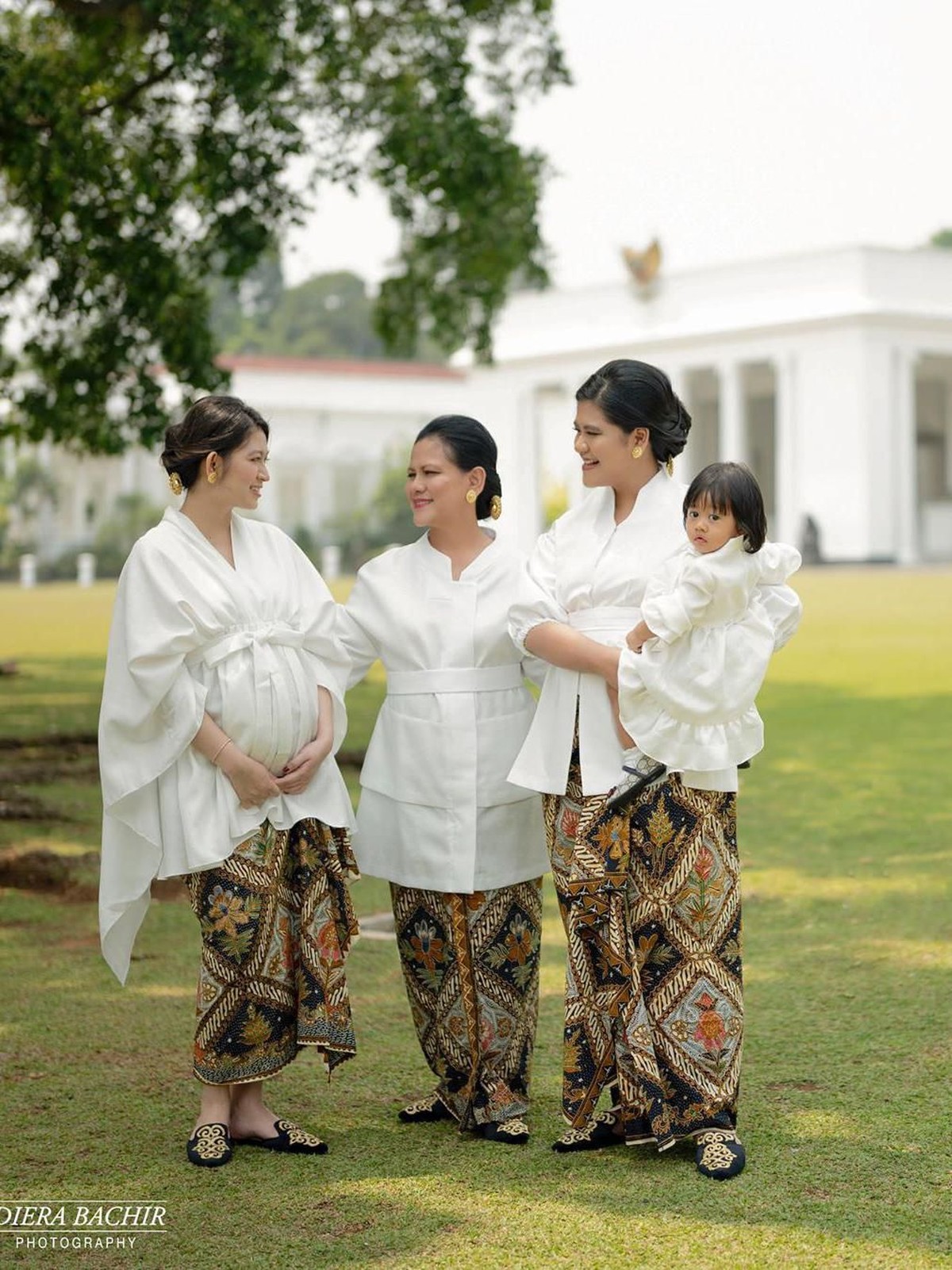 Iriana Jokowi&comma; Kahiyang Ayu&comma; dan Selvi Ananda tampak cantik dalam foto-foto yang diunggah Diera Bachir tepat di peringatan Hari Ibu&period;