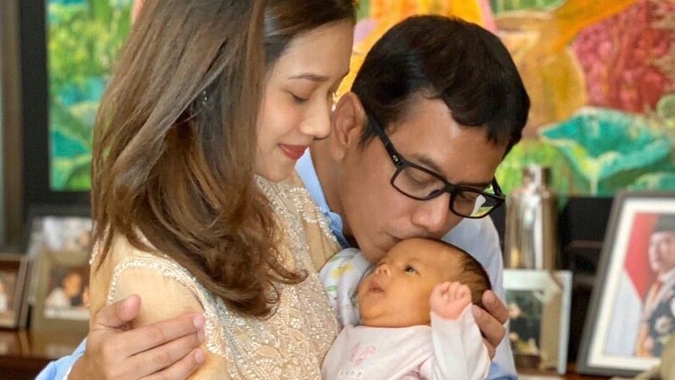 Menteri Pariwisata dan Ekonomi Kreatif (Menpar) Wishnutama dan sang istri, Gista Putri, baru saja menggelar akikah untuk putri tercinta, Salima Putri Tama.