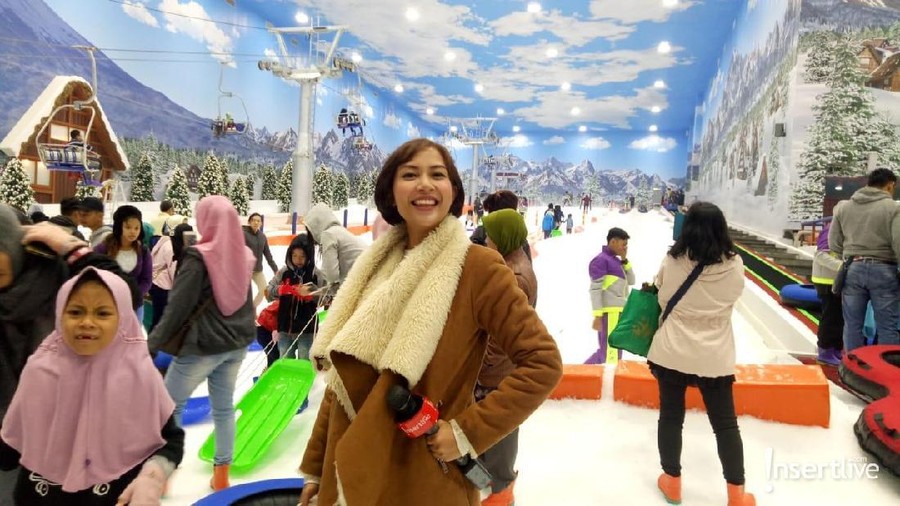 Baru dibuka, Trans Snow World Bintaro tarik ribuan pengunjung.