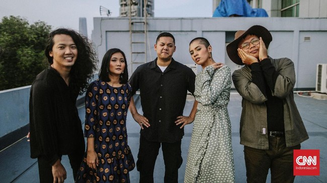 Tashoora Bertahan dengan Tambal Sulam Personel Cepat terkenal, band Tashoora mampu bertahan meski dengan tambal sulam personel dari panggung ke panggung.