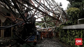 FOTO : Tower di Radio Dalam Roboh Usai Angin Kencang